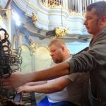 Zabytkowe barokowe organy w kościele klasztornym opactwa Cystersów. Z lewej: Jakub Garbacz z firmy fonograficznej ARS Sonora i Grzegorz Pruski - organista klasztorny / Ewa Pociejowska-Gawęda / Radio Kielce