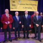 15.09.2019 Jędrzejów. 90-lecie  Powiatowego Koła Pszczelarzy. Na zdjęciu (od lewej): Piotr Krawczyk - przewodniczący Polskiego Związku Pszczelarskiego z Warszawy, Stanisław Wijas, Jan Lato, Marcin Piszczek - burmistrz Jędrzejowa, Janusz Stanik - prezes Powiatowego Koła Pszczelarzy w Jędrzejowie, Andrzej Dąbrowski - prezes Świętokrzyskiego Związku Pszczelarzy / Ewa Pociejowska-Gawęda / Radio Kielce