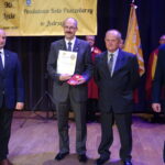 15.09.2019 Jędrzejów. 90-lecie  Powiatowego Koła Pszczelarzy. Na zdjęciu (od lewej): Piotr Krawczyk - przewodniczący Polskiego Związku Pszczelarskiego z Warszawy, Leszek Bieroński,  Janusz Stanik - prezes Powiatowego Koła Pszczelarzy w Jędrzejowie i Andrzej Dąbrowski - prezes Świętokrzyskiego Związku Pszczelarzy / Ewa Pociejowska-Gawęda / Radio Kielce