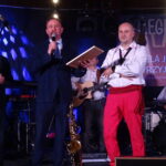 16.09.2019 Jędrzejów. Pożegnanie Lata w Jędrzejowie. Jubileusz 20-lecia istnienia „Kapeli Jędrusie”. Na zdjęciu od lewej: Marek Bogusławski - członek zarządu województwa świętokrzyskiego, Paweł Faryna - starosta jędrzejowski, lider zespołu Michał Siemieniec  / Ewa Pociejowska-Gawęda / Radio Kielce