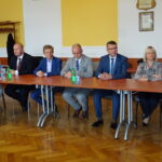 16.09.2019. Jędrzejów. Wręczenie promes z Funduszu Dróg Samorządowych. Promesy na realizację zadań drogowych wręczył wicewojewoda Bartłomiej Dorywalski. Od lewej: Marek Grad - dyrektor Zarządu Dróg Powiatowych w Jędrzejowie, Marta Prawda - naczelnik UM w Jędrzejowie, Marcin Piszczek - burmistrz Jędrzejowa, Wacław Szarek - burmistrz Sędziszowa, Mariusz Piotrowski - burmistrz Małogoszcza, Tomasz Chaja - wójt Sobkowa, Maria Barańska - wicestarosta jędrzejowski, Marek Mentel - przewodniczący Rady Powiatu Jędrzejowskiego / Ewa Pociejowska-Gawęda / Radio Kielce