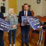 16.09.2019. Jędrzejów. Wręczenie promes z Funduszu Dróg Samorządowych. Promesy na realizację zadań drogowych wręczył wicewojewoda Bartłomiej Dorywalski. Od lewej: Marek Mentel - przewodniczący Rady Powiatu Jędrzejowskiego, Maria Barańska -  wicestarosta jędrzejowski, Paweł Faryna - starosta powiatu jędrzejowskiego, Bartłomiej Dorywalski - wicewojewoda / Ewa Pociejowska-Gawęda / Radio Kielce