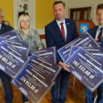 16.09.2019. Jędrzejów. Wręczenie promes z Funduszu Dróg Samorządowych. Promesy na realizację zadań drogowych wręczył wicewojewoda Bartłomiej Dorywalski. Od lewej:  Marek Mentel - przewodniczący Rady Powiatu Jędrzejowskiego, Maria Barańska -  wicestarosta jędrzejowski, Paweł Faryna - starosta powiatu jędrzejowskiego, Bartłomiej Dorywalski - wicewojewoda / Ewa Pociejowska-Gawęda / Radio Kielce