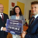 16.09.2019. Jędrzejów. Wręczenie promes z Funduszu Dróg Samorządowych. Promesy na realizację zadań drogowych wręczył wicewojewoda Bartłomiej Dorywalski. Od lewej: Marcin Piszczek - burmistrz Jędrzejowa, Marta Prawda - naczelnik UM w Jędrzejowie oraz Bartłomiej Dorywalski / Ewa Pociejowska-Gawęda / Radio Kielce