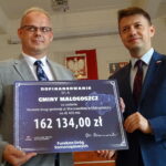 16.09.2019. Jędrzejów. Wręczenie promes z Funduszu Dróg Samorządowych. Promesy na realizację zadań drogowych wręczył wicewojewoda Bartłomiej Dorywalski. Od lewej: Mariusz Piotrowski - burmistrz Małogoszcza i wicewojewoda Bartłomiej Dorywalski / Ewa Pociejowska-Gawęda / Radio Kielce