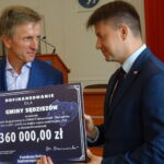 16.09.2019. Jędrzejów. Wręczenie promes z Funduszu Dróg Samorządowych. Promesy na realizację zadań drogowych wręczył wicewojewoda Bartłomiej Dorywalski. Od lewej: Wacław Szarek i burmistrz Sędziszowa i wicewojewoda Bartłomiej Dorywalski / Ewa Pociejowska-Gawęda / Radio Kielce