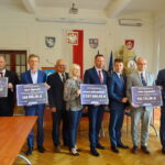 16.09.2019. Jędrzejów. Wręczenie promes z Funduszu Dróg Samorządowych. Promesy na realizację zadań drogowych wręczył wicewojewoda Bartłomiej Dorywalski. Od lewej: Marta Prawda - naczelnik UM w Jędrzejowie, Marcin Piszczek -  burmistrz Jędrzejowa, Wacław Szarek - burmistrz Sędziszowa, Marek Mente - przewodniczący Rady Powiatu Jędrzejowskiego, Maria Barańska -  wicestarosta jędrzejowski, Paweł Faryna - starosta powiatu jędrzejowskiego, Bartłomiej Dorywalski - wicewojewoda świętokrzyski, Mariusz Piotrowski - burmistrz Małogoszcza, Tomasz Chaja - wójt Sobkowa, Marek Grad - dyrektor Zarządu Dróg Powiatowych w Jędrzejowie / Ewa Pociejowska-Gawęda / Radio Kielce