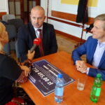 16.09.2019. Jędrzejów. Od lewej: red. Ewa Pociejowska-Gawęda - Radio Kielce, Marcin Piszczek - burmistrz Jędrzejowa i Wacław Szarek - burmistrz Sędziszowa / Ewa Pociejowska-Gawęda / Radio Kielce