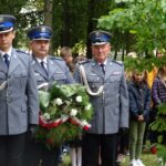 17.09.2019 Oksa. Upamiętnienie żołnierzy Wojska Polskiego i funkcjonariuszy Policji Państwowej. Na zdjęciu (od lewej): mł. Insp. Rafał Zieliński - zastępca komendanta powiatowego policji w Jędrzejowie, komisarz Robert Durdziński - komendant policji w Małogoszczu, Ryszard Adamczyk - emerytowany policjant / Ewa Pociejowska-Gawęda / Radio Kielce