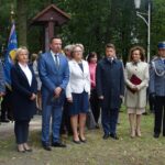 17.09.2019 Oksa. Upamiętnienie żołnierzy Wojska Polskiego i funkcjonariuszy Policji Państwowej. Na zdjęciu (od lewej): asp. szt. Michał Kowalczyk - oficer prasowy KPP w Jędrzejowie,  Maria Barańska – wicestarosta jędrzejowski, Paweł Faryna - starosta jędrzejowski, Grażyna Szkonter - prezes stowarzyszenia „Rodzina Policyjna”, Bartłomiej Dorywalski – wicewojewoda świętokrzyski, Agata Wojtyszek - wojewoda świętokrzyski, mł. Insp. Rafał Zieliński - zastępca komendanta powiatowego policji w Jędrzejowie, komisarz Robert Durdziński – komendant policji w Małogoszczu / Ewa Pociejowska-Gawęda / Radio Kielce