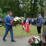 17.09.2019 Oksa. Upamiętnienie żołnierzy Wojska Polskiego i funkcjonariuszy Policji Państwowej. Kwiaty składają: Maria Barańska – wicestarosta jędrzejowski i Paweł Faryna - starosta jędrzejowski / Ewa Pociejowska-Gawęda / Radio Kielce