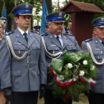 17.09.2019 Oksa. Upamiętnienie żołnierzy Wojska Polskiego i funkcjonariuszy Policji Państwowej. Na zdjęciu (od lewej): mł. Insp. Rafał Zieliński - zastępca komendanta powiatowego policji w Jędrzejowie, komisarz Robert Durdziński - komendant policji w Małogoszczu, Ryszard Adamczyk - emerytowany policjant / Ewa Pociejowska-Gawęda / Radio Kielce