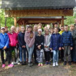 20.09.2019. Sprzątanie lasu, zorganizowane przez Nadleśnictwo Jędrzejów. Pierwszy z lewej: Wojciech Grad, inżynier nadzoru Nadleśnictwa Jędrzejów; trzecia z prawej: Wiktoria Nieścior, podleśniczy Leśnictwa Caców, drugi z prawej: Jarosław Konieczny, leśniczy Gospodarstwa Szkółkarskiego, a także uczniowie SP z Węgleszyna i Podchojn / Ewa Pociejowska-Gawęda / Radio Kielce