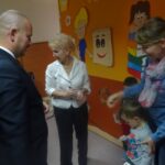 24.09.2019 Jędrzejów. Inauguracja kampanii „Mała książka - wielki człowiek”. Na zdjęciu (od lewej): Marcin Piszczek - burmistrz Jędrzejowa i Renata Kawiorska - sekretarz gminy Jędrzejów / Ewa Pociejowska-Gawęda / Radio Kielce