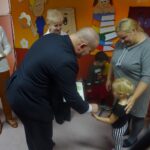 24.09.2019 Jędrzejów. Inauguracja kampanii „Mała książka - wielki człowiek”. Na zdjęciu (od lewej): Marcin Piszczek - burmistrz Jędrzejowa i Renata Kawiorska - sekretarz gminy Jędrzejów / Ewa Pociejowska-Gawęda / Radio Kielce