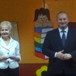 24.09.2019 Jędrzejów. Inauguracja kampanii „Mała książka - wielki człowiek”. Na zdjęciu: Renata Kawiorska - sekretarz gminy Jędrzejów i Marcin Piszczek - burmistrz Jędrzejowa / Ewa Pociejowska-Gawęda / Radio Kielce