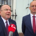 30.09.2019. Jędrzejów. Spotkanie Piotra Wawrzyka z mieszkańcami. Od lewej: Marek Bogusławski - członek Zarządu Województwa Świętokrzyskiego i Piotr Wawrzyk - wiceminister spraw zagranicznych / Ewa Pociejowska-Gawęda / Radio Kielce