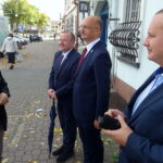 30.09.2019. Jędrzejów. Spotkanie Piotra Wawrzyka z mieszkańcami. Od lewej: Marek Bogusławski - członek Zarządu Województwa Świętokrzyskiego, Piotr Wawrzyk - wiceminister spraw zagranicznych i Marcin Piszczek - burmistrz Jędrzejowa / Ewa Pociejowska-Gawęda / Radio Kielce