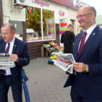 30.09.2019. Jędrzejów. Spotkanie Piotra Wawrzyka z mieszkańcami. Od lewej: Marek Bogusławski - członek Zarządu Województwa Świętokrzyskiego, Piotr Wawrzyk - wiceminister spraw zagranicznych / Ewa Pociejowska-Gawęda / Radio Kielce
