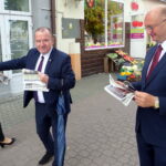 30.09.2019. Jędrzejów. Spotkanie Piotra Wawrzyka z mieszkańcami. Od prawej: Piotr Wawrzyk - wiceminister spraw zagranicznych i Marek Bogusławski - członek Zarządu Województwa Świętokrzyskiego / Ewa Pociejowska-Gawęda / Radio Kielce
