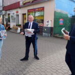 30.09.2019. Jędrzejów. Spotkanie Piotra Wawrzyka z mieszkańcami. Od prawej: Piotr Wawrzyk - wiceminister spraw zagranicznych i Marek Bogusławski - członek Zarządu Województwa Świętokrzyskiego / Ewa Pociejowska-Gawęda / Radio Kielce