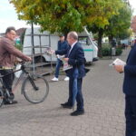 30.09.2019. Jędrzejów. Spotkanie Piotra Wawrzyka z mieszkańcami. Od prawej: Piotr Wawrzyk - wiceminister spraw zagranicznych i Marek Bogusławski - członek Zarządu Województwa Świętokrzyskiego / Ewa Pociejowska-Gawęda / Radio Kielce