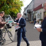 30.09.2019. Jędrzejów. Spotkanie Piotra Wawrzyka z mieszkańcami. Od prawej: Piotr Wawrzyk - wiceminister spraw zagranicznych i Marek Bogusławski - członek Zarządu Województwa Świętokrzyskiego / Ewa Pociejowska-Gawęda / Radio Kielce