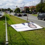 18.09.2019. Kielce. Plakaty wyborcze uszkodzone przez wichurę / Piotr Kwaśniewski / Radio Kielce