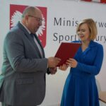 23.09.2019. Kielce. Anna Krupka przekazała kolejne środki na budowę hali sportowej przy X LO w Kielcach. Na zdjęciu (od lewej): Ryszard Mańko - dyrektor X LO i Anna Krupka - wiceminister sportu i turystyki / Piotr Kwaśniewski / Radio Kielce