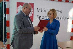 23.09.2019. Kielce. Anna Krupka przekazała kolejne środki na budowę hali sportowej przy X LO w Kielcach. Na zdjęciu (od lewej): Ryszard Mańko - dyrektor X LO i Anna Krupka - wiceminister sportu i turystyki / Piotr Kwaśniewski / Radio Kielce