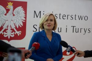 23.09.2019. Kielce. Anna Krupka przekazała kolejne środki na budowę hali sportowej przy X LO w Kielcach. Na zdjęciu: Anna Krupka - wiceminister sportu i turystyki / Piotr Kwaśniewski / Radio Kielce