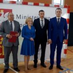 23.09.2019. Kielce. Anna Krupka przekazała kolejne środki na budowę hali sportowej przy X LO w Kielcach. Na zdjęciu (od lewej): Ryszard Mańko - dyrektor X LO, Anna Krupka - wiceminister sportu i turystyki, Sławomir Szmal i Radosław Wasiak / Piotr Kwaśniewski / Radio Kielce