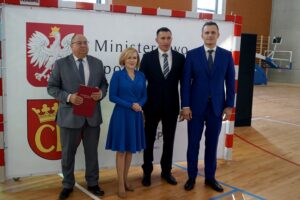 23.09.2019. Kielce. Anna Krupka przekazała kolejne środki na budowę hali sportowej przy X LO w Kielcach. Na zdjęciu (od lewej): Ryszard Mańko - dyrektor X LO, Anna Krupka - wiceminister sportu i turystyki, Sławomir Szmal i Radosław Wasiak / Piotr Kwaśniewski / Radio Kielce