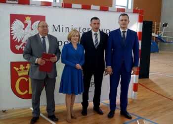 23.09.2019. Kielce. Anna Krupka przekazała kolejne środki na budowę hali sportowej przy X LO w Kielcach. Na zdjęciu (od lewej): Ryszard Mańko - dyrektor X LO, Anna Krupka - wiceminister sportu i turystyki, Sławomir Szmal i Radosław Wasiak / Piotr Kwaśniewski / Radio Kielce