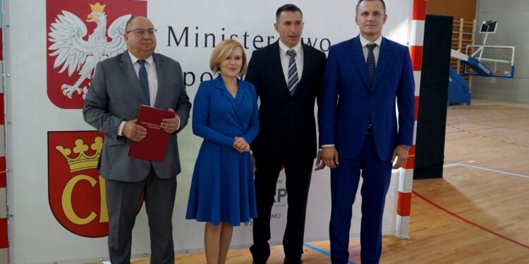 23.09.2019. Kielce. Anna Krupka przekazała kolejne środki na budowę hali sportowej przy X LO w Kielcach. Na zdjęciu (od lewej): Ryszard Mańko - dyrektor X LO, Anna Krupka - wiceminister sportu i turystyki, Sławomir Szmal i Radosław Wasiak / Piotr Kwaśniewski / Radio Kielce