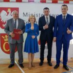 23.09.2019. Kielce. Anna Krupka przekazała kolejne środki na budowę hali sportowej przy X LO w Kielcach. Na zdjęciu (od lewej): Ryszard Mańko - dyrektor X LO, Anna Krupka - wiceminister sportu i turystyki, Sławomir Szmal i Radosław Wasiak / Piotr Kwaśniewski / Radio Kielce