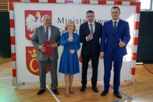 23.09.2019. Kielce. Anna Krupka przekazała kolejne środki na budowę hali sportowej przy X LO w Kielcach. Na zdjęciu (od lewej): Ryszard Mańko - dyrektor X LO, Anna Krupka - wiceminister sportu i turystyki, Sławomir Szmal i Radosław Wasiak / Piotr Kwaśniewski / Radio Kielce