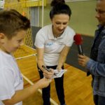 24.09.2019. Kielce. Monika Pyrek prowadzi zajęcia z WF dla uczniów z kieleckich szkół. Na zdjęciu: Monika Pyrek i Robert Szumielewicz - Radio Kielce / Piotr Kwaśniewski / Radio Kielce