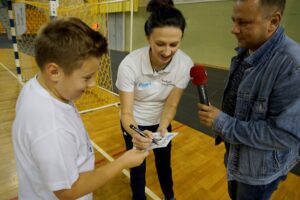 24.09.2019. Kielce. Monika Pyrek prowadzi zajęcia z WF dla uczniów z kieleckich szkół. Na zdjęciu: Monika Pyrek i Robert Szumielewicz - Radio Kielce / Piotr Kwaśniewski / Radio Kielce