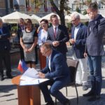 05.09.2019. Kielce. Konferencja w sprawie porozumienia wyborczego ugrupowań w wyborach parlamentarnych. Na zdjęciu (od lewej): Czesław Siekierski - kandydat do Sejmu z listy PSL, Piotr Dasios - wiceprezydent Ostrowca Świętokrzyskiego, Marzena Dębniak - starosta ostrowiecki, Monika Szafraniec - przewodnicząca Regionu Świętokrzyskiego Komitetu Obrony Demokracji, Andrzej Lasak - naczelnik wydziału w Starostwie Powiatowym w Busku-Zdroju, Edward Rzepka - adwokat, Adam Jarubas - europoseł i Artur Gierada - poseł PO / Radio Kielce