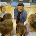 24.09.2019. Kielce. Monika Pyrek prowadzi zajęcia z WF dla uczniów z kieleckich szkół. Na zdjęciu: Robert Szumielewicz - Radio Kielce / Piotr Kwaśniewski / Radio Kielce