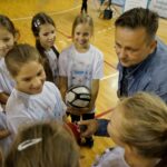 24.09.2019. Kielce. Monika Pyrek prowadzi zajęcia z WF dla uczniów z kieleckich szkół. Na zdjęciu: Robert Szumielewicz - Radio Kielce / Piotr Kwaśniewski / Radio Kielce