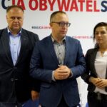 24.09.2019. Kielce. Konferencja KO - niszczenie i kradzież materiałów wyborczych. Na zdjęciu (od lewej): Adam Cyrański - poseł, Artur Gierada - poseł PO i Izabela Buszewicz / Piotr Kwaśniewski / Radio Kielce