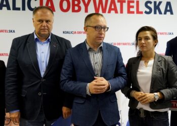 24.09.2019. Kielce. Konferencja KO - niszczenie i kradzież materiałów wyborczych. Na zdjęciu (od lewej): Adam Cyrański - poseł, Artur Gierada - poseł PO i Izabela Buszewicz / Piotr Kwaśniewski / Radio Kielce