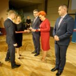 26.09.2019. Kielce. Jubileusz Krajowej Administracji Skarbowej. Na zdjęciu (od lewej): Piotr Walczak - szef Krajowej Administracji Skarbowej, Sławomir Podkówka - dyrektor Izby Administracji Skarbowej w Kielcach, Dariusz Dryjas - szef Prokuratury Okręgowej w Kielcach, Małgorzata Szuba - prokurator rejonowy Kielce-Zachód i Paweł Wójcik - burmistrz Chmielnika / Piotr Kwaśniewski / Radio Kielce