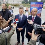 27.09.2019. Kielce. Konferencja prasowa wiceministra Piotra Wawrzyka i senatora Krzysztofa Słonia. Na zdjęciu (w środku): Krzysztof Słoń - senator PiS i Piotr Wawrzyk - wiceminister spraw zagranicznych / Piotr Kwaśniewski / Radio Kielce