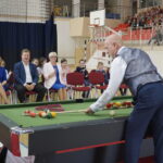 30.09.2019. Bilcza. Akcja „Świętokrzyskie Gra w Bilard”. Bogdan Wołkowski - mistrz świata w trikach bilardowych i trener drużyny NOSAN Kielce. Siedzą, od lewej:  Grzegorz Kędzierski - prezes PZBil, Anna Krupka - wiceminister sportu i turystyki, Marcin Krzemiński - wiceprezes Światowej Konfederacji Sportów Bilardowych i Urszula Wróblewska - dyrektor SP w Bilczy / Michał Kita / Radio Kielce