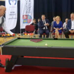 30.09.2019. Bilcza. Akcja „Świętokrzyskie Gra w Bilard”. Bogdan Wołkowski - mistrz świata w trikach bilardowych i trener drużyny NOSAN Kielce. Siedzą, od lewej:  Grzegorz Kędzierski - prezes PZBil, Anna Krupka - wiceminister sportu i turystyki i Marcin Krzemiński - wiceprezes Światowej Konfederacji Sportów Bilardowych i Urszula Wróblewska - dyrektor SP w Bilczy / Michał Kita / Radio Kielce