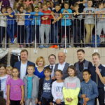 30.09.2019. Bilcza. Akcja „Świętokrzyskie Gra w Bilard”.  Od lewej: Urszula Wróblewska - dyrektor SP w Bilczy, Marcin Krzemiński - wiceprezes Światowej Konfederacji Sportów Bilardowych, Anna Krupka - wiceminister sportu i turystyki, Grzegorz Kędzierski - prezes PZBil, Bogdan Wołkowski - mistrz świata w trikach bilardowych i trener drużyny NOSAN Kielce i Karol Skowerski - bilardzista NOSAN-u Kielce / Michał Kita / Radio Kielce