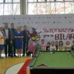 30.09.2019. Bilcza. Akcja „Świętokrzyskie Gra w Bilard”. Od lewej:  Bogdan Wołkowski - mistrz świata w trikach bilardowych i trener drużyny NOSAN Kielce, Grzegorz Kędzierski - prezes PZBil, Urszula Wróblewska - dyrektor SP w Bilczy, Marcin Krzemiński - wiceprezes Światowej Konfederacji Sportów Bilardowych, Karol Skowerski - bilardzista NOSAN-u Kielce i Anna Krupka - wiceminister sportu i turystyki / Michał Kita / Radio Kielce